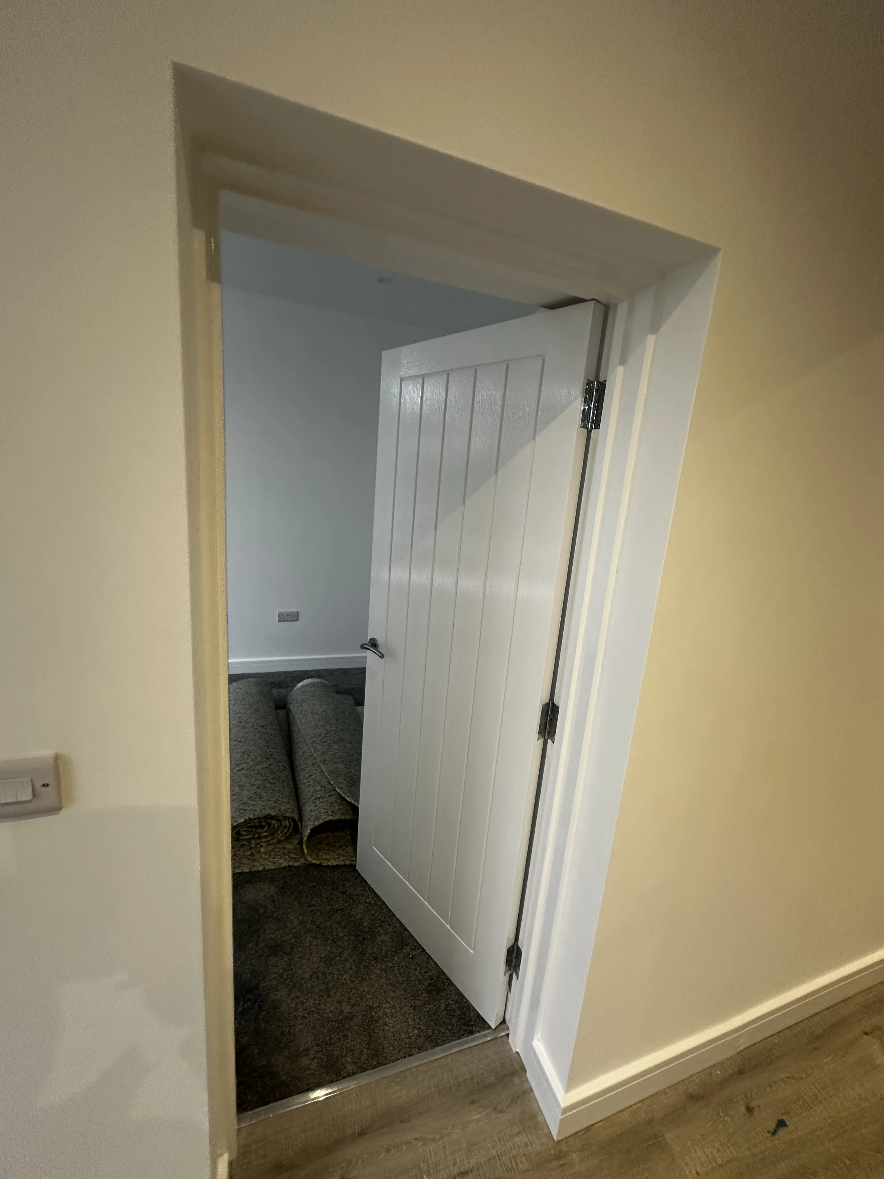 Aligned internal door frame and fitted door
